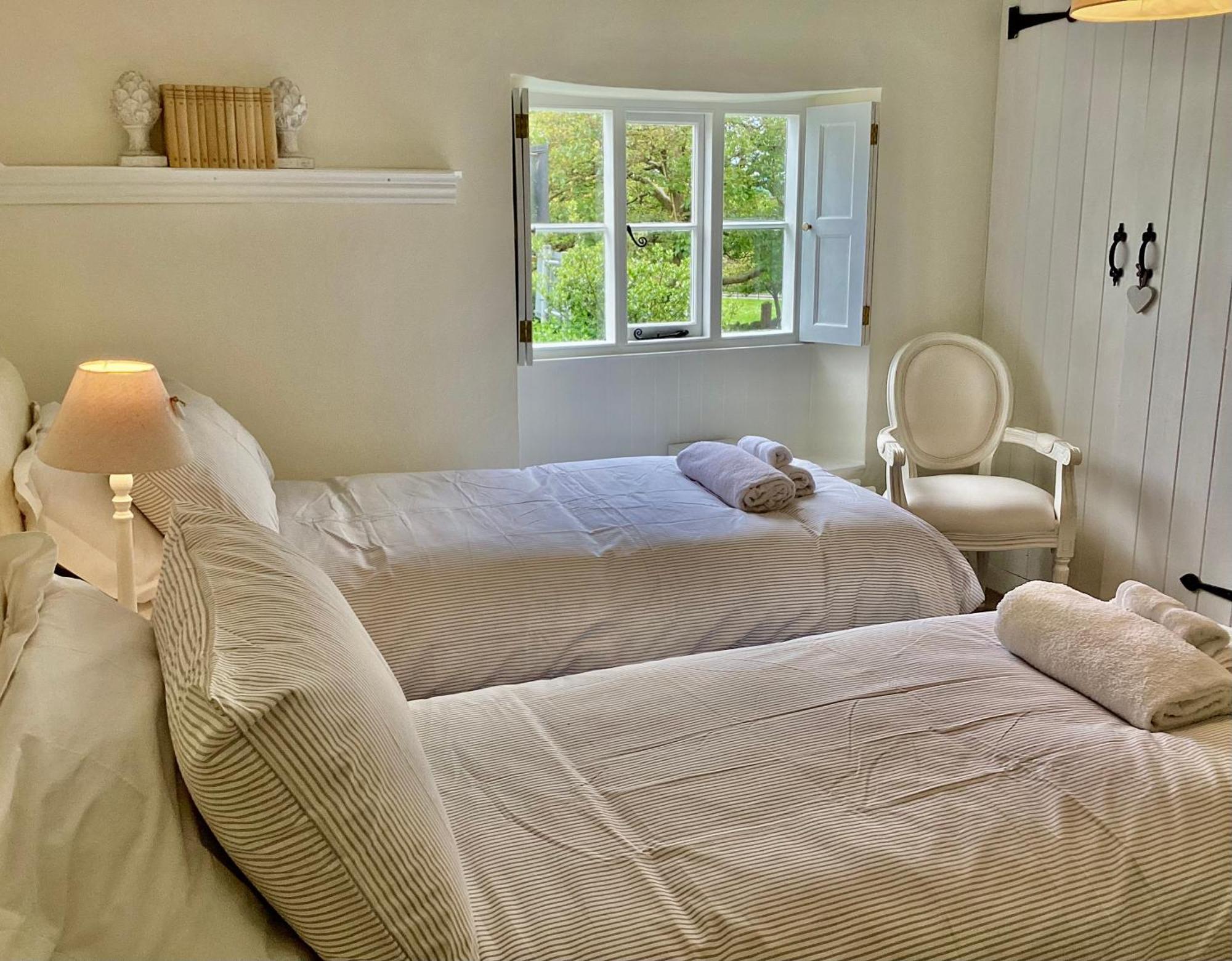 Tythe Barn Cottage Гластонбери Номер фото